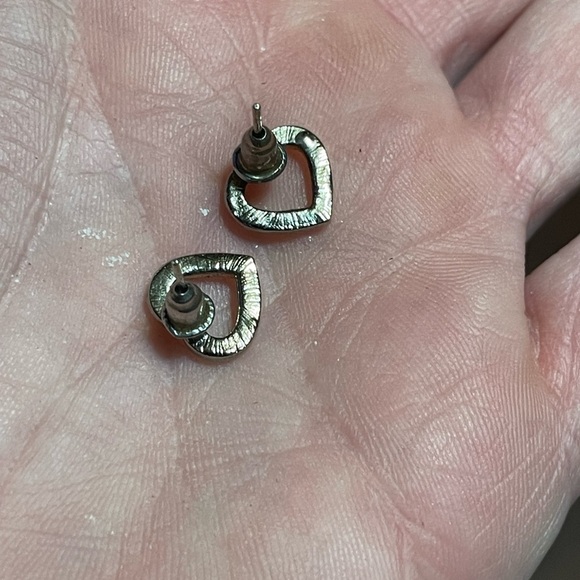 Silver tone heart earrings - Picture 4 of 5